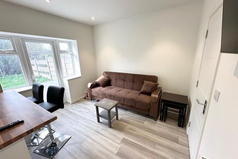 6 bedroom semi-detached house to rent, Dellfield Crescent, Uxbridge