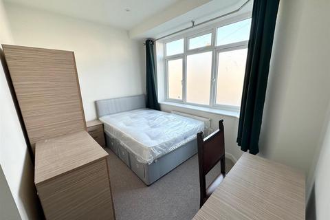 6 bedroom semi-detached house to rent, Dellfield Crescent, Uxbridge