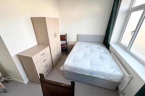 6 bedroom semi-detached house to rent, Dellfield Crescent, Uxbridge