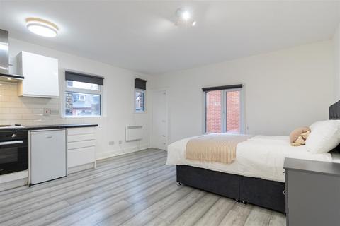 Studio to rent, Holloway Road, Islington, N7