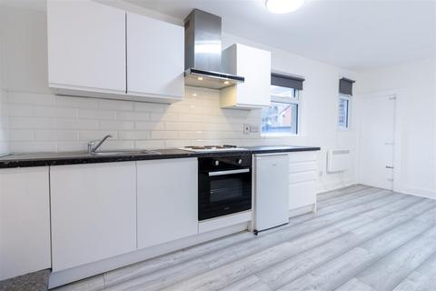 Studio to rent, Holloway Road, Islington, N7