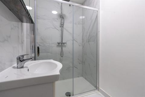 Studio to rent, Holloway Road, Islington, N7