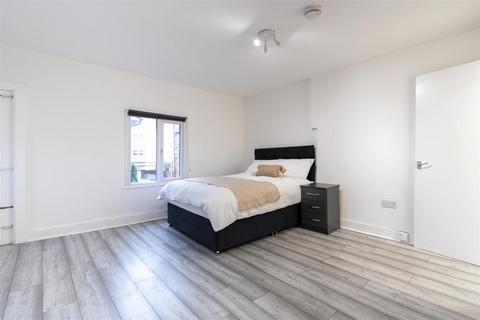 Studio to rent, Holloway Road, Islington, N7