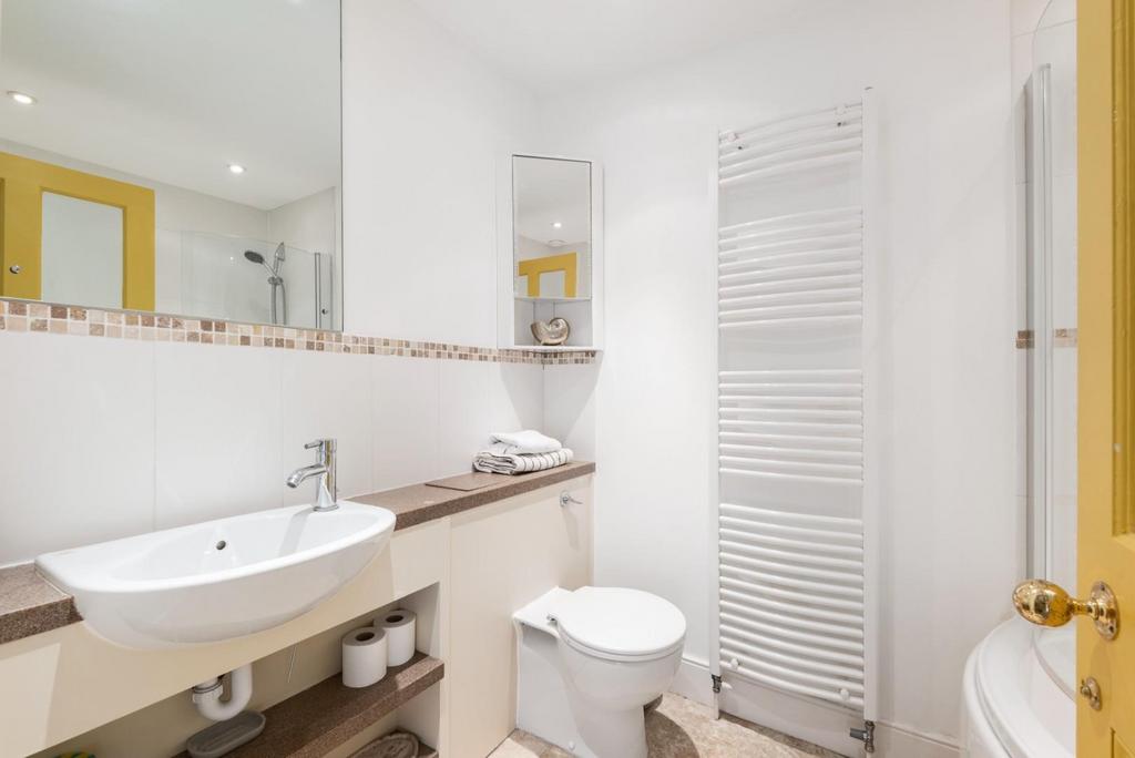 Bathroom 2.jpg