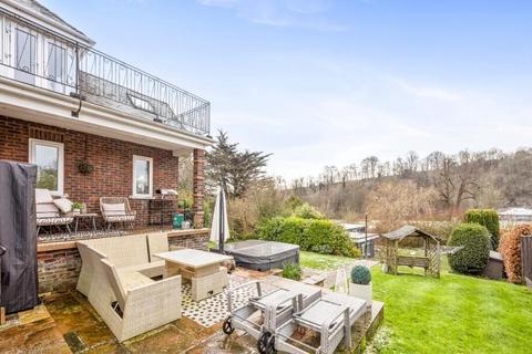 4 bedroom house to rent, Court Close, Brighton