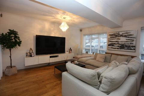 4 bedroom house to rent, Court Close, Brighton
