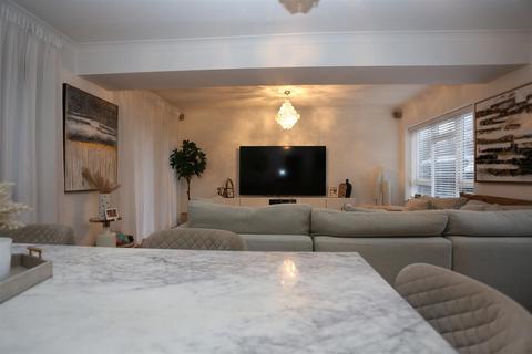 4 bedroom house to rent, Court Close, Brighton