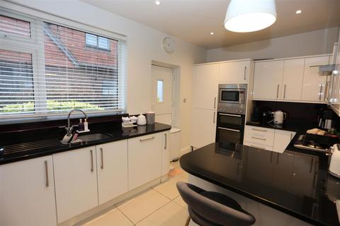 4 bedroom house to rent, Court Close, Brighton