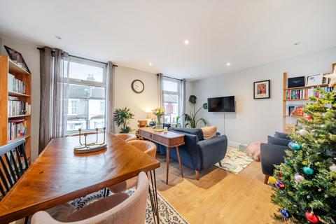 3 bedroom flat for sale, Finborough Road, Tooting, London, SW17