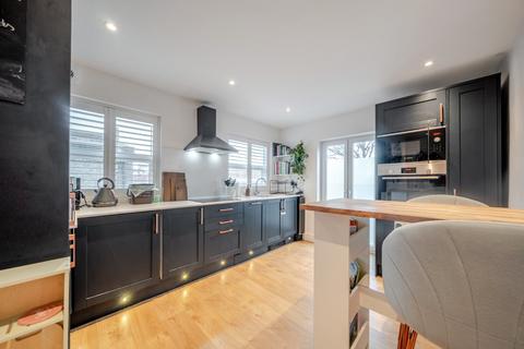 3 bedroom flat for sale, Finborough Road, Tooting, London, SW17