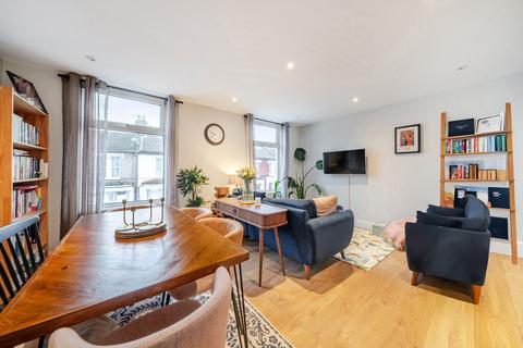 3 bedroom flat for sale, Finborough Road, Tooting, London, SW17