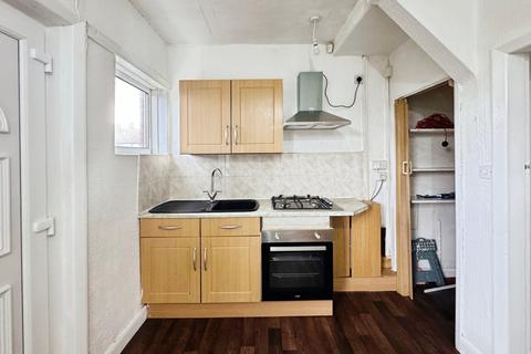 3 bedroom terraced house to rent, Welwyn Avenue, West Yorkshire WF17