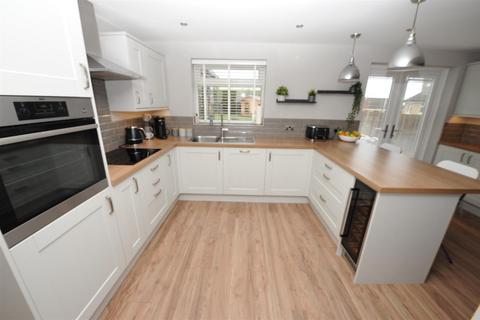 5 bedroom detached house for sale, Sandhill Fold, Idle, Bradford