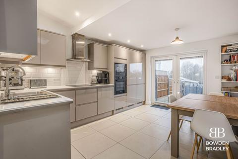2 bedroom property for sale, Lambourne Square, Lambourne End, RM4