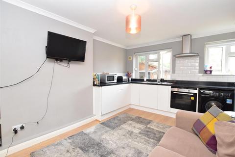 1 bedroom apartment to rent, Chelsea Close, Hampton Hill