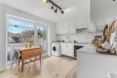 2 bedroom semi-detached house to rent, Laurel Avenue, Evesham