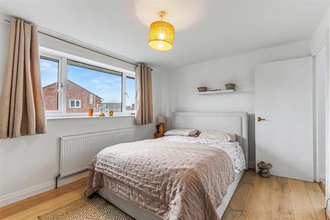 2 bedroom semi-detached house to rent, Laurel Avenue, Evesham