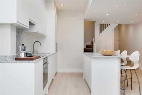 2 bedroom flat to rent, Devonshire Road, London