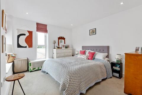 2 bedroom flat for sale, Greenside Road, London W12
