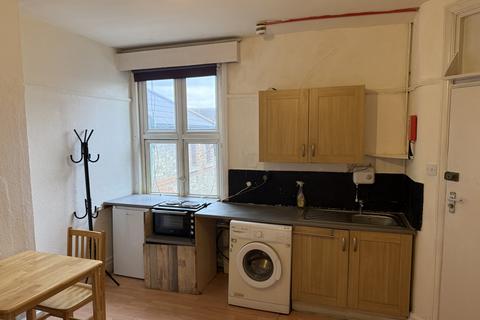 Studio to rent, 34 North End Road London, NW11 7PT