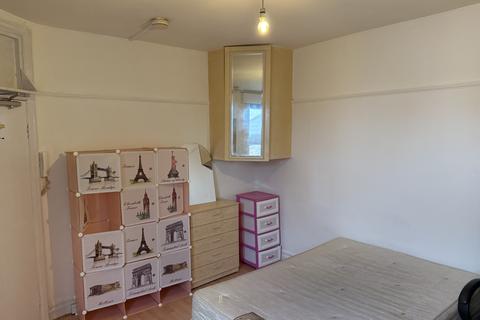 Studio to rent, 34 North End Road London, NW11 7PT