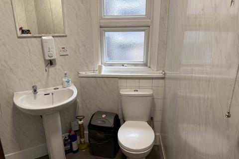 Studio to rent, 34 North End Road London, NW11 7PT