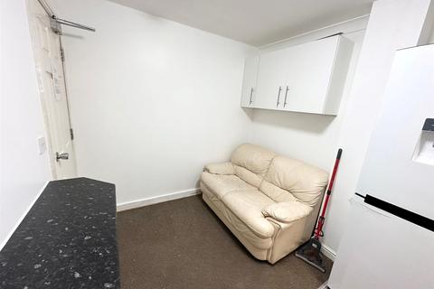 5 bedroom end of terrace house to rent, Buchan Close, Uxbridge,