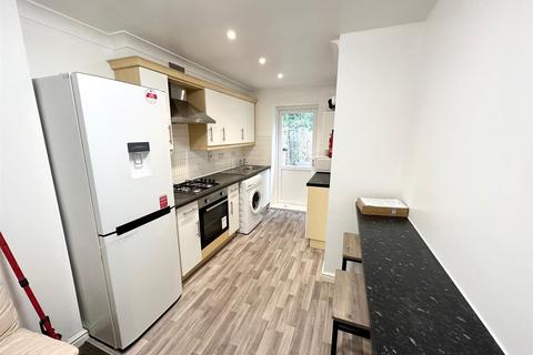 5 bedroom end of terrace house to rent, Buchan Close, Uxbridge,