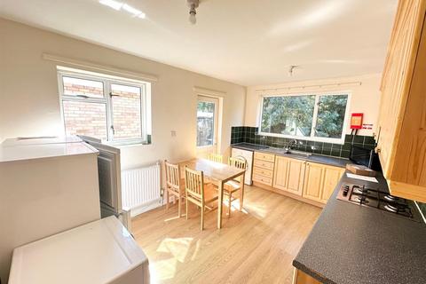 5 bedroom semi-detached house to rent, Orchard Waye, Uxbridge,