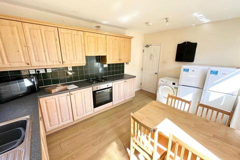 5 bedroom semi-detached house to rent, Orchard Waye, Uxbridge,