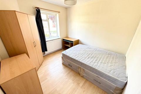 5 bedroom semi-detached house to rent, Orchard Waye, Uxbridge,