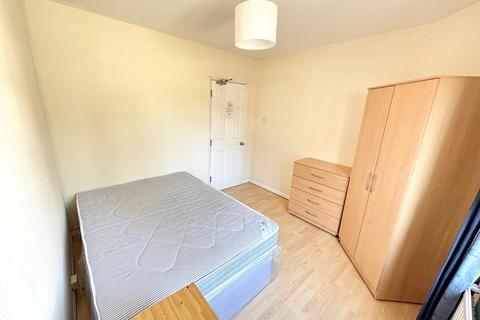 5 bedroom semi-detached house to rent, Orchard Waye, Uxbridge,