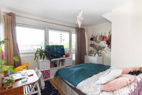 3 bedroom flat to rent, Sidney Street, London E1