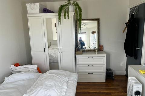 3 bedroom terraced house to rent, Romany Garden, London E17