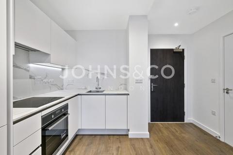 Studio to rent, Hayes Village, Hayes, London, UB3