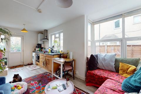 2 bedroom maisonette to rent, Lausanne Road, London, N8