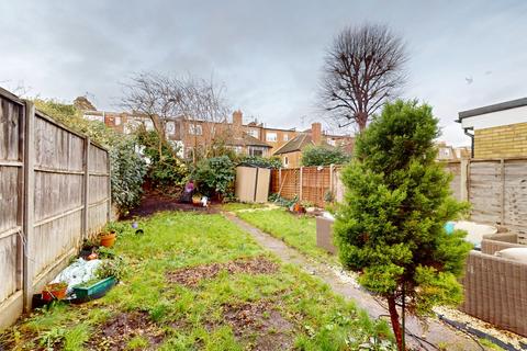 2 bedroom maisonette to rent, Lausanne Road, London, N8