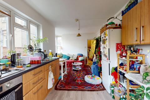 2 bedroom maisonette to rent, Lausanne Road, London, N8
