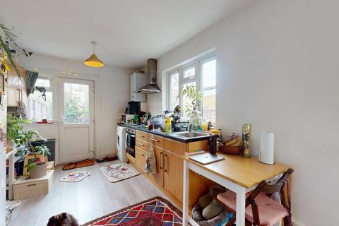 2 bedroom maisonette to rent, Lausanne Road, London, N8