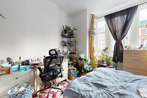 2 bedroom maisonette to rent, Lausanne Road, London, N8