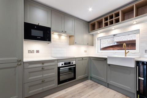 3 bedroom terraced house to rent, Mews Street, London, E1W