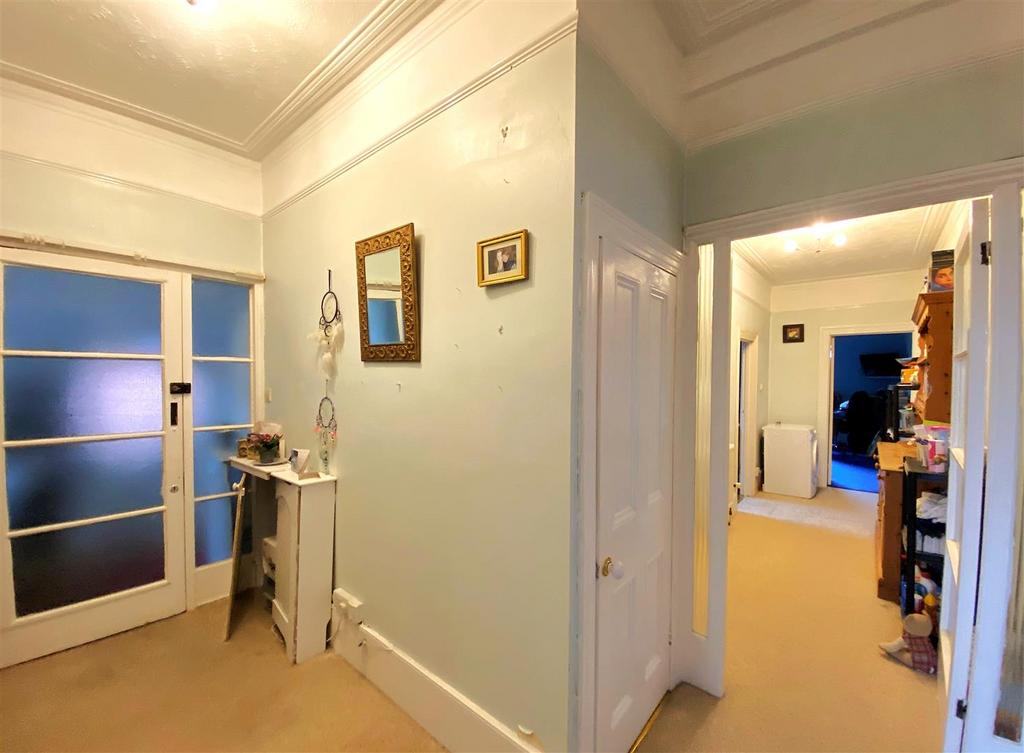 143 A Dorset Rd - Hall.jpg