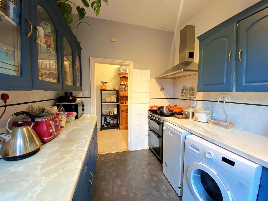 143 A Dorset Rd - Kitchen2.jpg