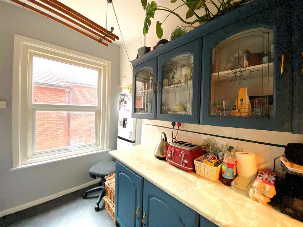 143 A Dorset Rd - Kitchen1.jpg