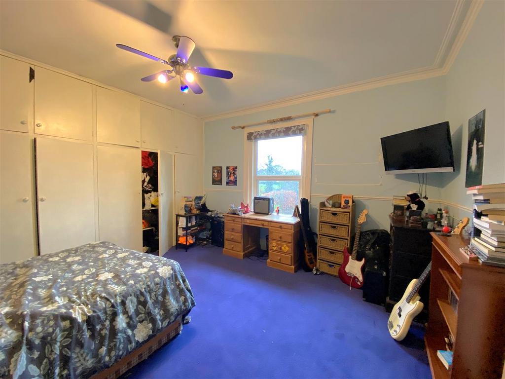 143 A Dorset Rd - Bed1.jpg