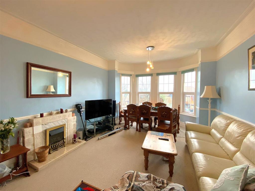 143 A Dorset Rd - Lounge1.jpg