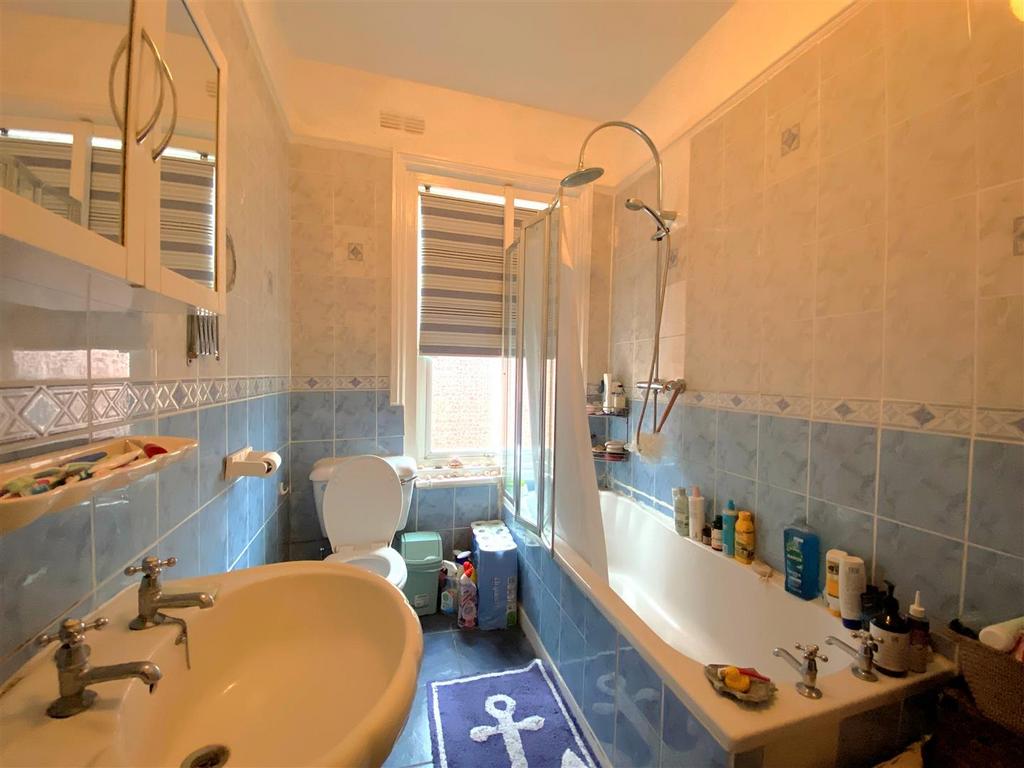 143 A Dorset Rd - Bathroom.jpg