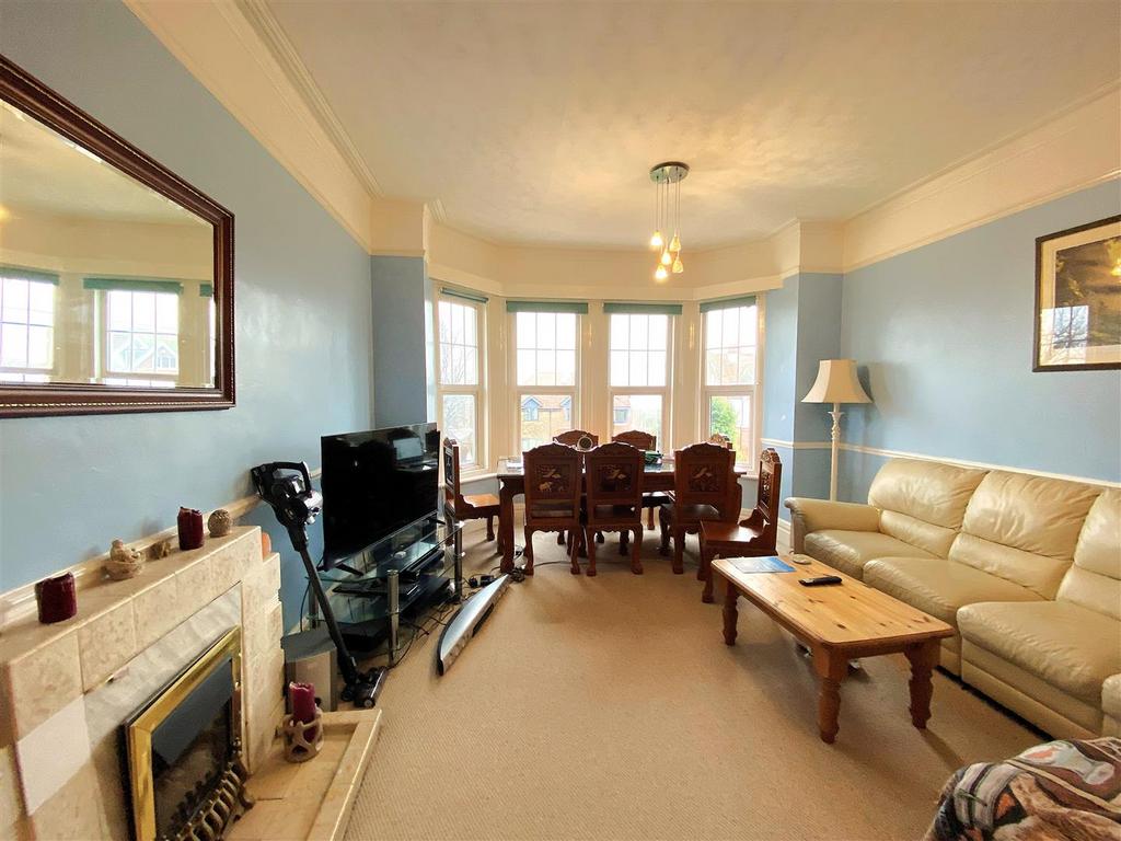 143 A Dorset Rd - Lounge2.jpg