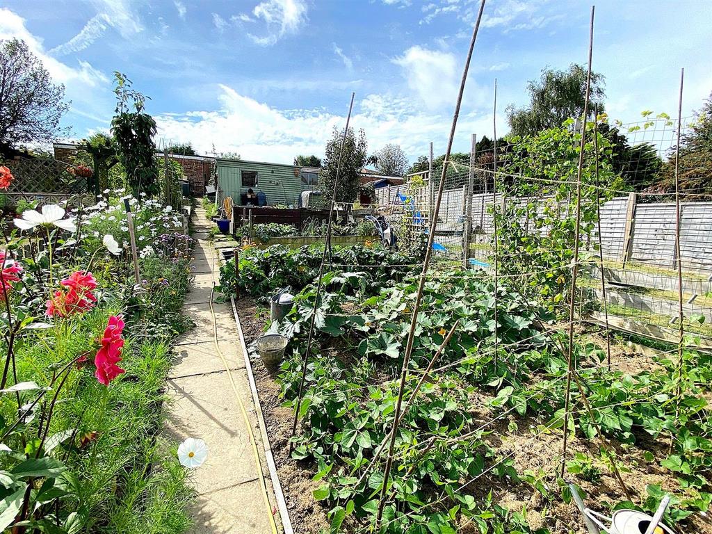 5 Lullington Close - Garden2.jpg