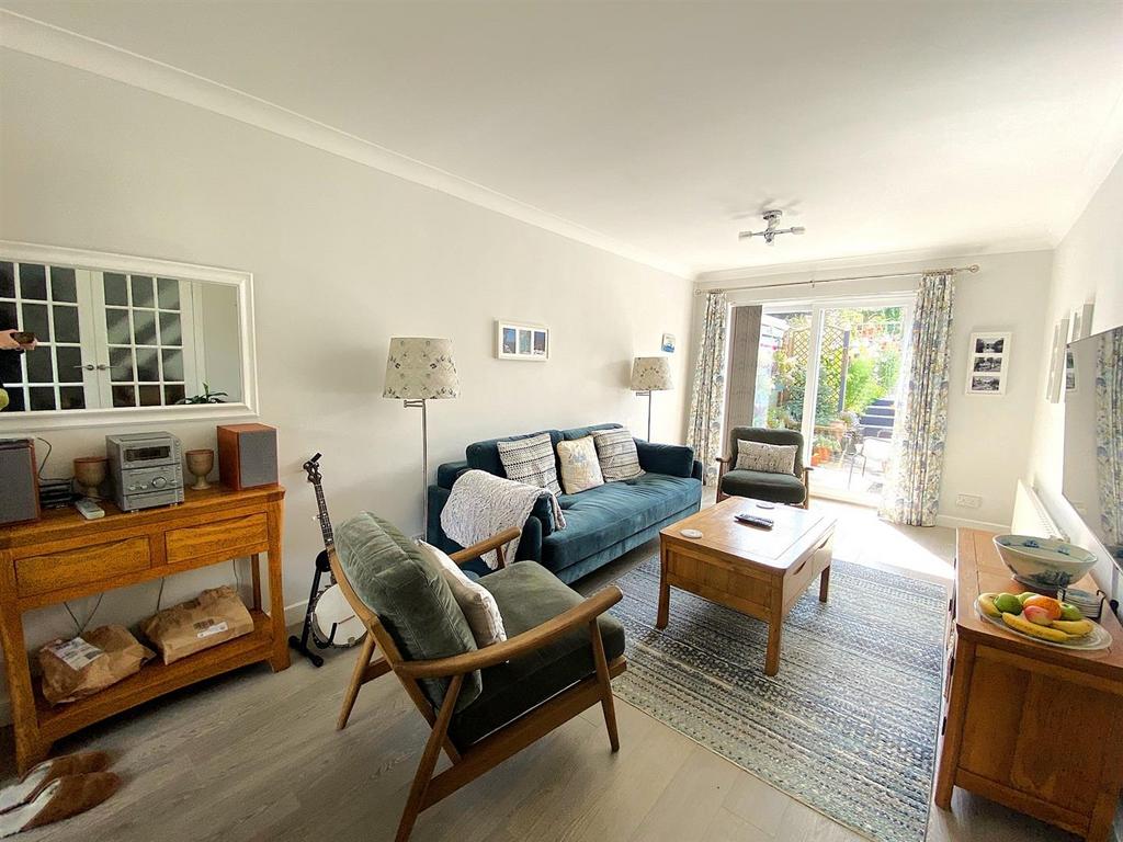 5 Lullington Close - Lounge2.jpg